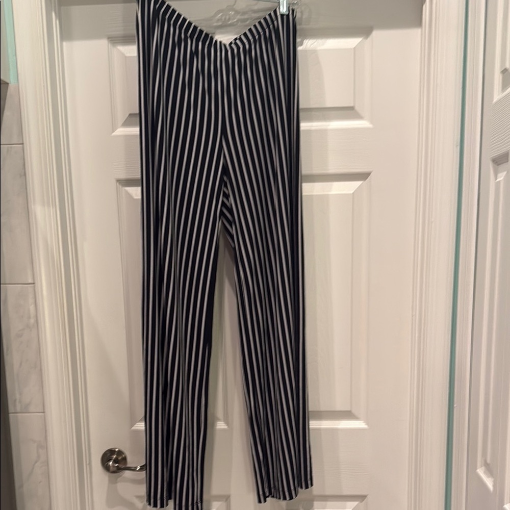 Like New Chicos wide leg elastic waist pant size 2 or medium